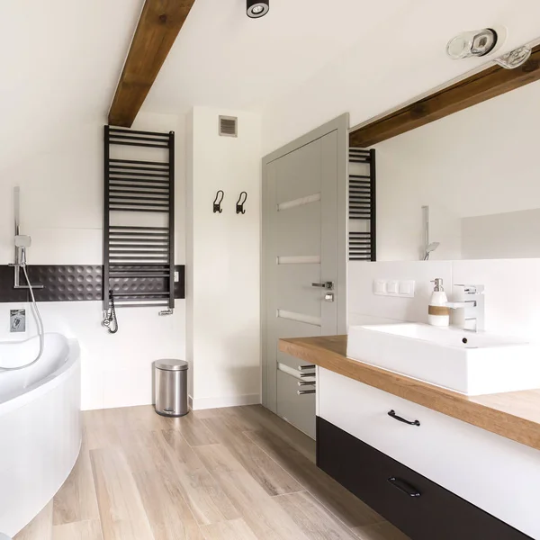 Ванная комната в черно-белом — стоковое фото