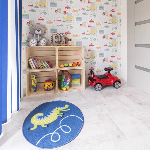 Habitación infantil con papel pintado de coche — Foto de Stock