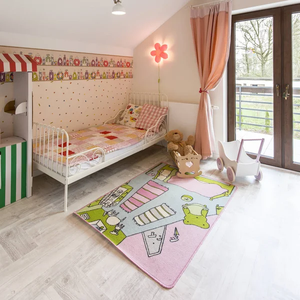 Meisje de kamer met roze details — Stockfoto