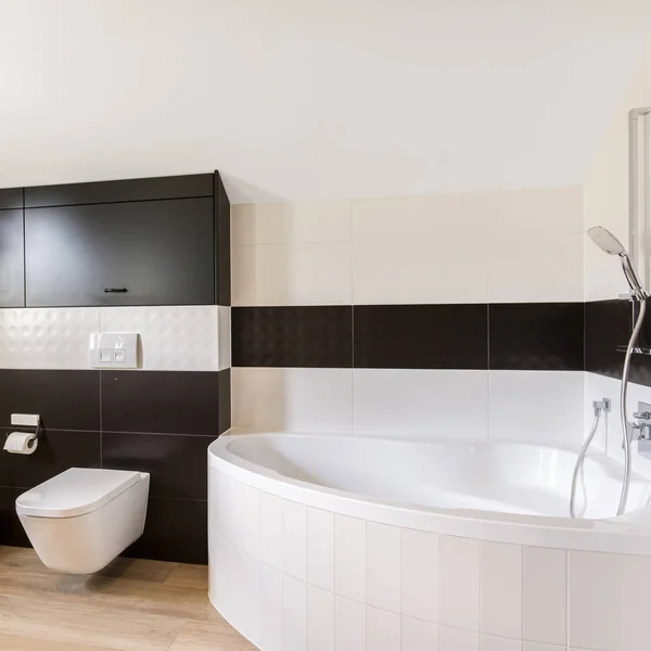 Witte en zwarte badkamer — Stockfoto