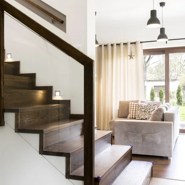 Houten trappen in elegant houe — Stockfoto