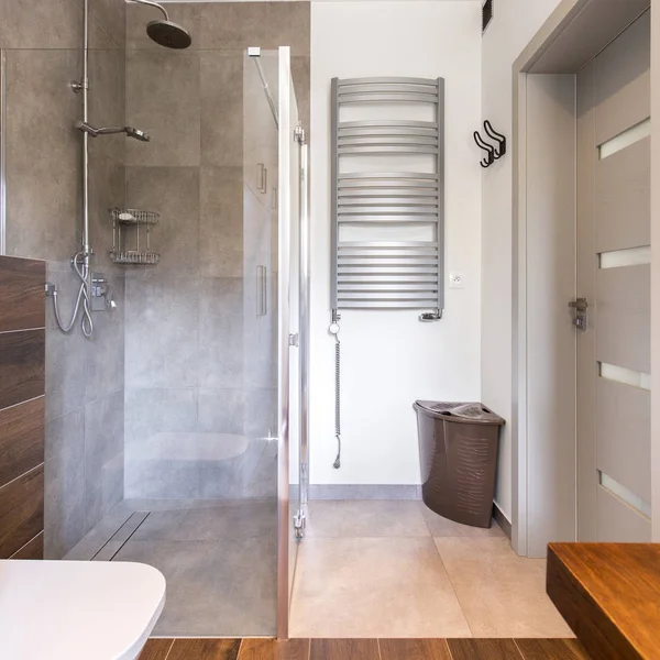 Bagno elegante con dettagli in legno — Foto Stock