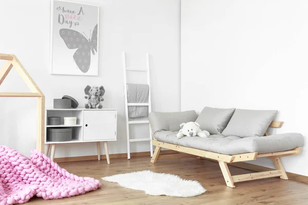 Graues Sofa mit Teddybär — Stockfoto