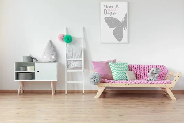 Houten meubels op kamer voor kind — Stockfoto