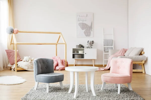 Grijze en roze stoelen — Stockfoto