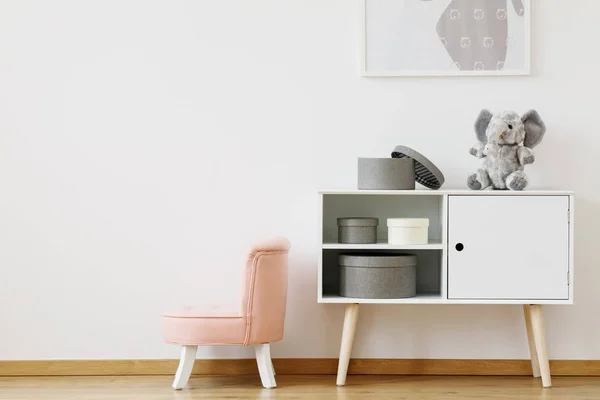 Stuhl in rosa Farbe — Stockfoto