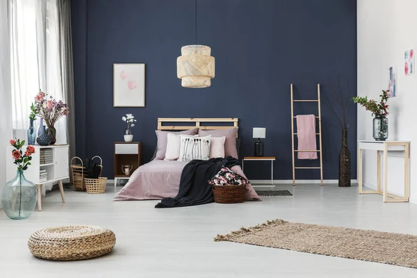 Yatak odasında koyu mavi duvar