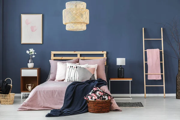 ベッドの上の枝編み細工品のランプ シェード — ストック写真