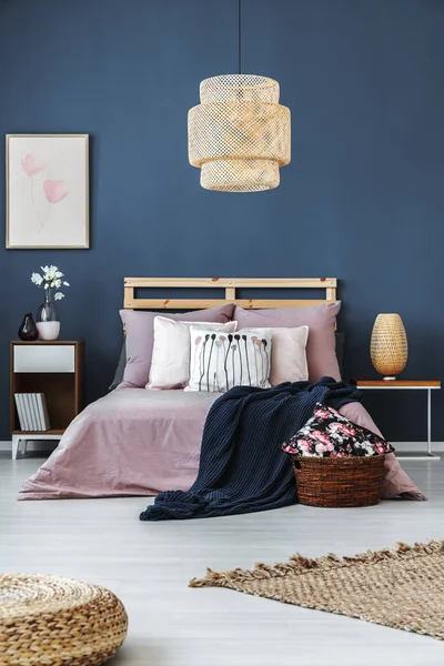 Blanket dilempar ke tempat tidur — Stok Foto
