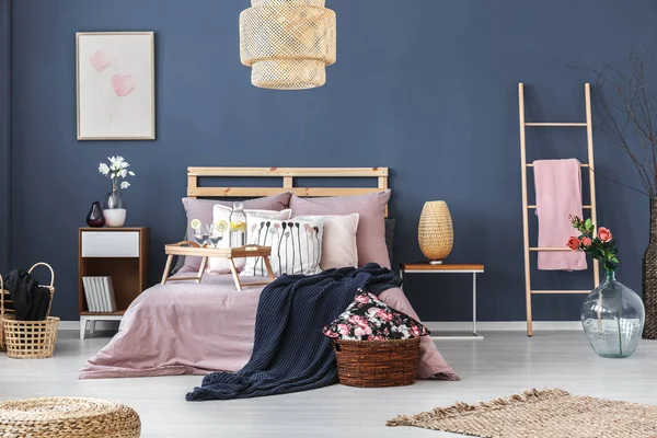 Yatakta kahvaltı tepsisi