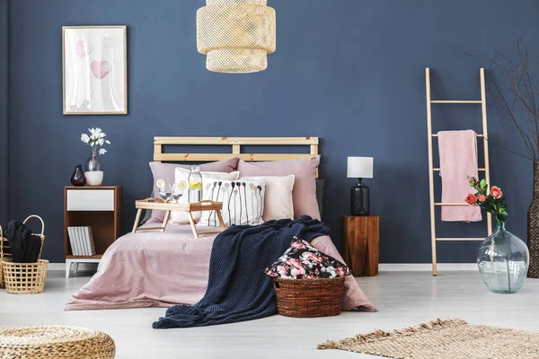 Çiçek motifi ile yatak odası