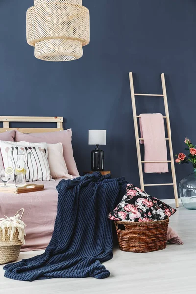 Sepet içinde çiçek yastık