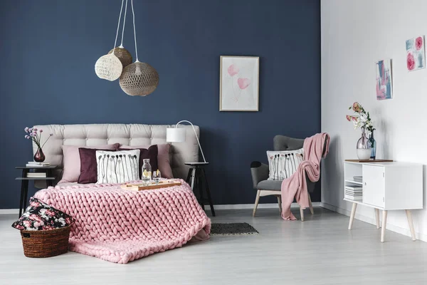 Růžová deka na posteli — Stock fotografie
