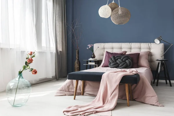 Büyük cam vazoda gül