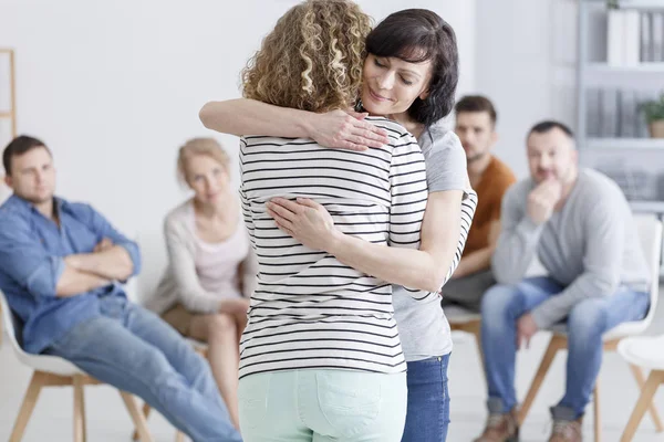 Vrouw een andere vrouw troostend — Stockfoto