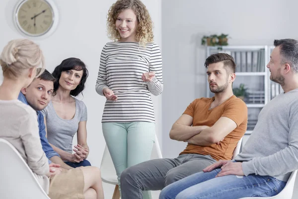 Toplantıda konuşan kadın