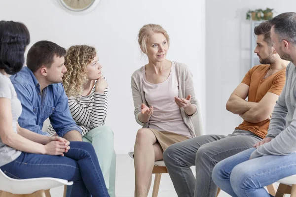 Psychologin ermutigt ihre Gruppe — Stockfoto