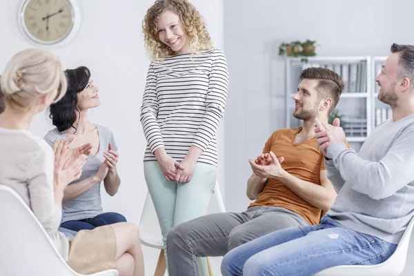 Chica recibiendo aplausos — Foto de Stock