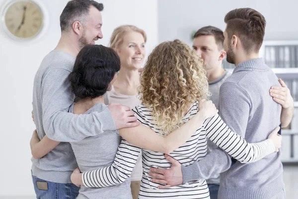 Abraço de grupo durante a terapia — Fotografia de Stock