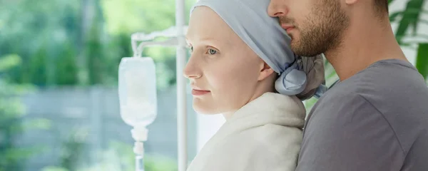 Femme avec cancer et petit ami attentionné — Photo