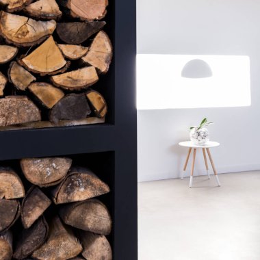 Yakacak odun ile minimalist iç