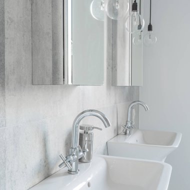 Beton banyoda iki lavabo