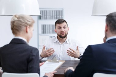 Hünerlerini hakkında konuşan adam