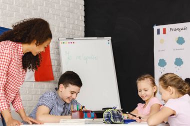 Çocuklar ödev kontrol