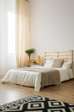 Bej ve beyaz minimalist yatak odası