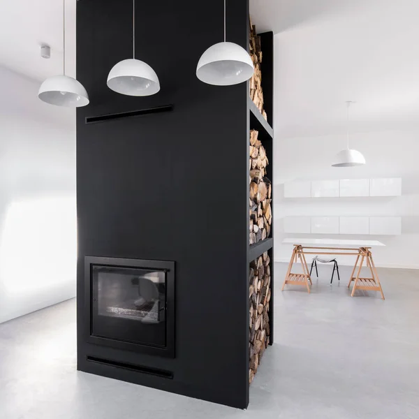 Salón monocromático con chimenea — Foto de Stock