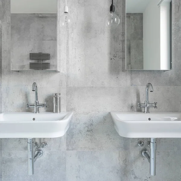 Fregaderos y armarios de baño con espejos — Foto de Stock