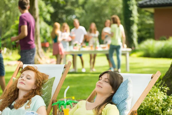 Mujeres con bebidas tomando el sol — Foto de Stock