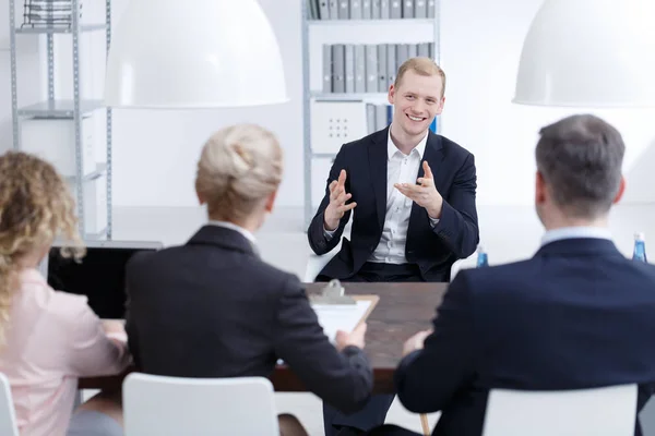 Hombre tratando de convencer a los inversores — Foto de Stock