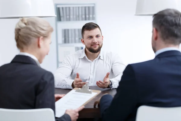 Hombre respondiendo preguntas — Foto de Stock