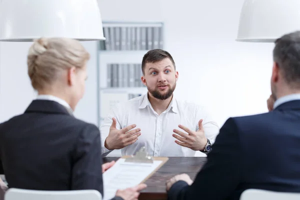 Hombre hablando de sus habilidades — Foto de Stock