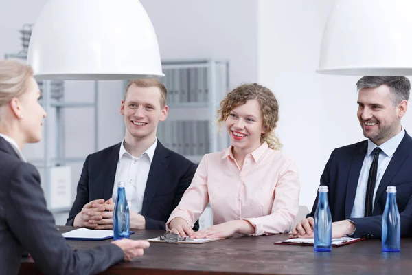 Recrutadores sorridentes durante a entrevista — Fotografia de Stock