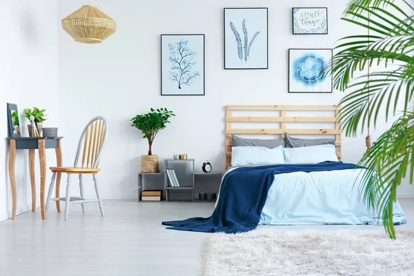 Schlafzimmer in der Wohnung — Stockfoto