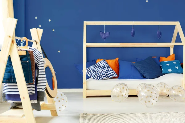 Garderobe und Bett im Zimmer — Stockfoto