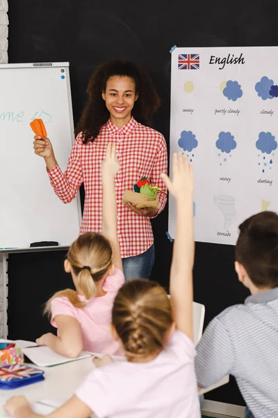 Eller yükselterek çocuklar