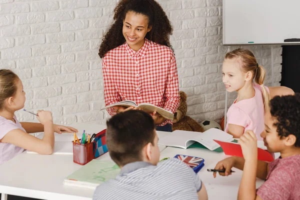 Libro di lettura per bambini — Foto Stock