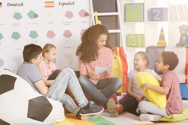 Niños en la escuela de idiomas — Foto de Stock