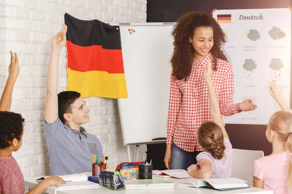 Обучение детей немецкому языку — стоковое фото