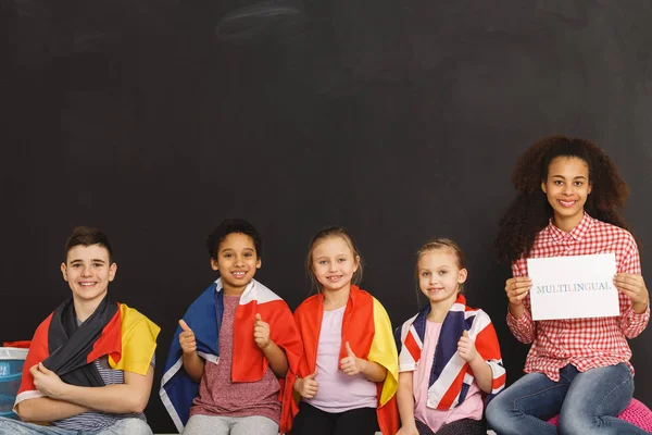 Kinder mit Fahnen — Stockfoto