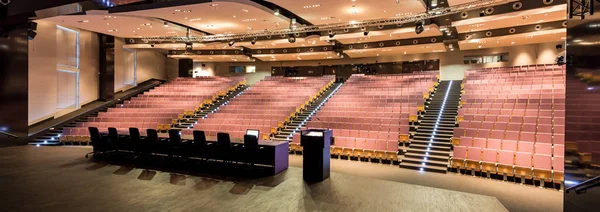 Sala de conferencias con asientos rojos — Foto de Stock
