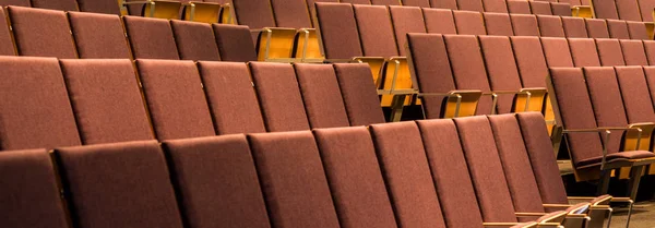 Άνετα καθίσματα στο ευρύχωρο auditorium — Φωτογραφία Αρχείου