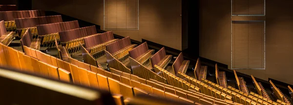 Sala de conferências enorme com assentos vazios — Fotografia de Stock