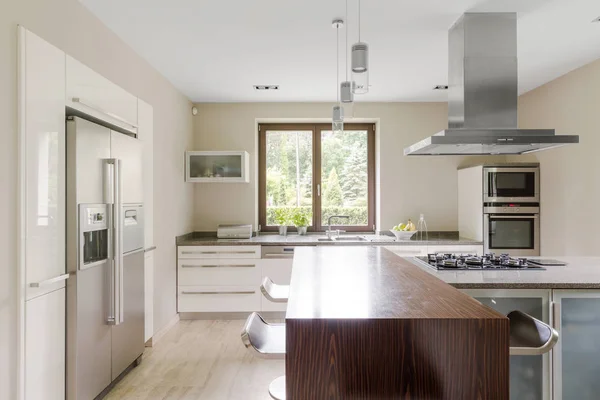 Modern and spacious kitchen — Stock Photo, Image