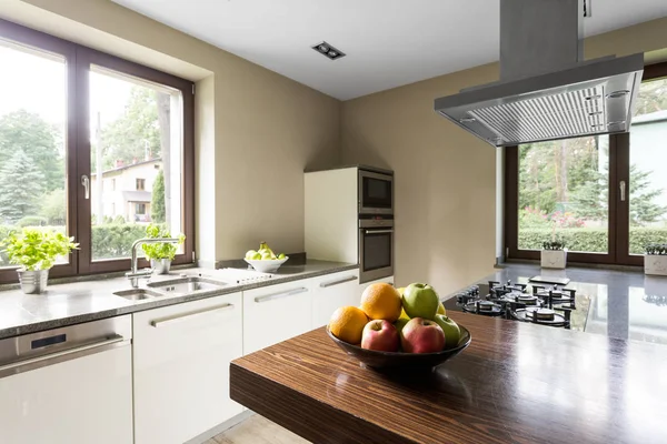 Cozinha moderna com kitchentop de madeira — Fotografia de Stock