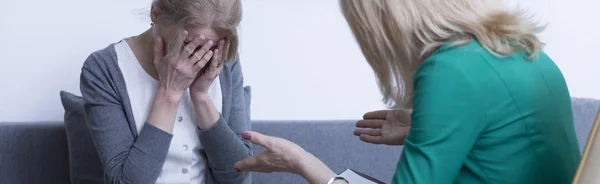 Frau weint während Sitzung — Stockfoto