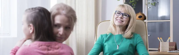 Madre e hija abrazando — Foto de Stock